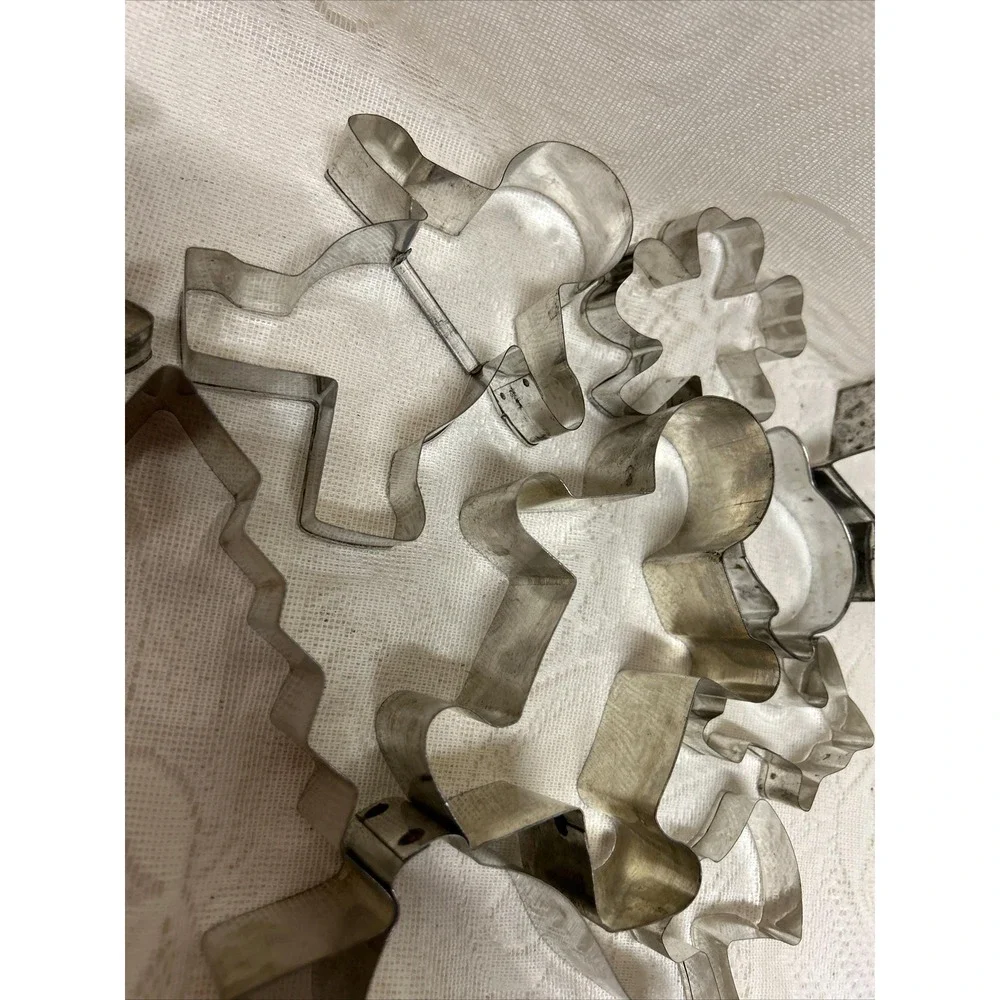 Lot of 13 Vintage Tin Cookie Cutters, Christmas Easter Everyday Ginger Bread‎